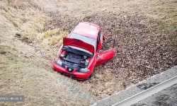 Seat wypadł z drogi na krajowej ósemce przed Bardem
