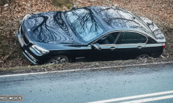 BMW w rowie za Złotym Stokiem. Kierowca tłumaczył, że chciał uniknąć zderzenia z innym pojazdem