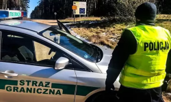 Policjanci kontrolują przejścia graniczne i osoby, które są objęte kwarantanną