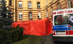 Przed ząbkowickim szpitalem stanął namiot dla pacjentów [foto]
