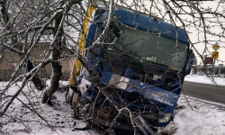 Samochód ciężarowy poza drogą w Ciepłowodach. Trudne warunki do jazdy! [foto]