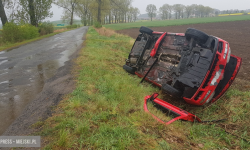 Dachowanie samochodu osobowego w Pomianowie Dolnym. W środku znajdowała się uwięziona kobieta [foto]