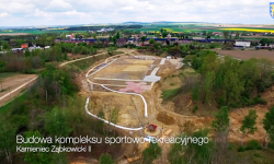 Postępuje budowa kompleksu sportowo-rekreacyjnego w Kamieńcu Ząbkowickim [video]