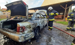 Pożar samochodu osobowego na terenie gospodarstwa rolnego w Krzelkowie [foto]