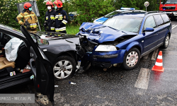 Czołowe zderzenie dwóch osobówek. Cztery osoby w szpitalu, w tym dwójka małych dzieci