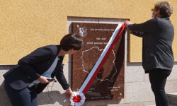 W Złotym Stoku odsłonięto pamiątkową tablicę z okazji 30-lecia samorządu terytorialnego [foto]