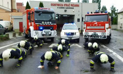 #Gaszynchallenge: Strażacy robią pompki, aby pomóc choremu Wojtusiowi [video]