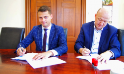 Wicemarszałek odwiedził Ziębice. Podpisano umowę na przebudowę drogi