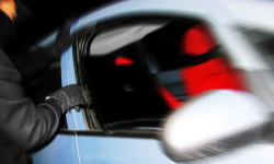 Z niezamkniętego samochodu skradł laptopa i portfel z dokumentami oraz kartą płatniczą