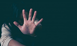 Złamał sądowy zakaz zbliżania się. Groził kobiecie i uderzył ją