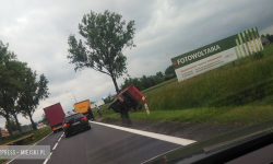 Ciężarówka w rowie na krajowej ósemce w Braszowicach [foto]
