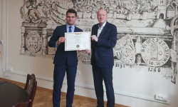 Burmistrz Ziębic odebrał promesę na przebudowę drogi w Henrykowie