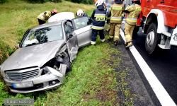 Zderzenie osobowego Mercedesa z ciężarowym Renault. Utrudnienia na krajowej ósemce [foto]