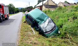 Matiz wpadł do rowu i dachował. Kolizja w Potworowie [foto]