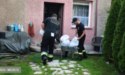 W Bardzie strażacy zabezpieczają posesje i domy workami z piaskiem [foto]