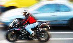 Kompletnie pijany kierował motocyklem. Był też poszukiwany przez prokuraturę