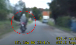 42-latek uciekał motocyklem przed policją. Pędził blisko 140 km/h, a rajd zakończył upadkiem [video]