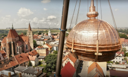 Historyczna chwila dla Ziębic! Montaż kopuły na wieży kościoła. Co znalazło się w kapsule czasu?