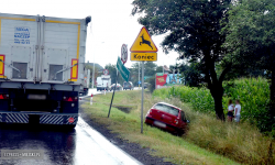 Renault uszkodziło znak drogowy i wylądowało w rowie [foto]