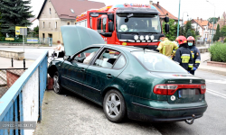 Kolizja dwóch samochodów osobowych w Kamieńcu Ząbkowickim. Ruch odbywa się wahadłowo [foto]