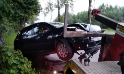 Zjechał z drogi i uderzył w drzewo [foto]