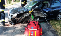 Audi wypadło z drogi i uderzyło w drzewo [foto] [aktualizacja]