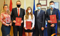 Wybitni uczniowie otrzymali nagrody z rąk starosty