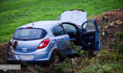 Za Złotym Stokiem osobowy Opel wypadł z drogi. Ruch odbywa się wahadłowo [foto]