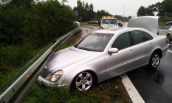Osobowy Mercedes uderzył w bariery na krajowej ósemce