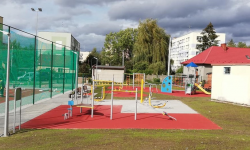 Trwają prace wykończeniowe przy boisku wielofunkcyjnym w Szkole Podstawowej nr 2 w Ziębicach