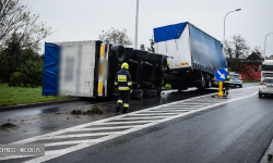 Utrudnienia na krajowej ósemce. Przewrócona przyczepa samochodu ciężarowego blokuje pas ruchu [foto]