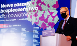 Nowe obostrzenia. W szkołach ponadpodstawowych nauczanie hybrydowe, baseny i siłownie zamknięte