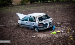Dachowanie samochodu osobowego między Mąkolnem a Złotym Stokiem [foto]