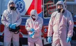 125 nowych kombinezonów dla ząbkowickich medyków od powiatu