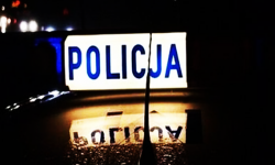 Mazda zjechała z drogi i uderzyła w słup energetyczny