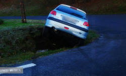 Ślisko na drogach o poranku. W Bardzie auto w rowie