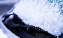 Odśnieżasz pojazd na włączonym silniku bądź jedziesz z zamarzniętą szybą? Możesz dostać mandat