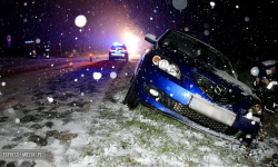Zderzenie dwóch samochodów osobowych przed Ciepłowodami. Fatalne warunki na drogach powiatu [foto]