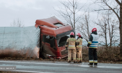 Samochód ciężarowy wypadł z drogi między Ząbkowicami Śląskimi, a Kamieńcem Ząbkowickim [foto]