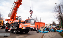 Kontener ze śmieciami zsunął się z naczepy i spadł na jezdnię. Są utrudnienia w ruchu 