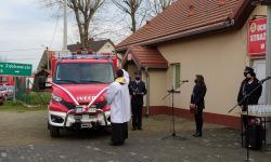 Oficjalne przekazanie nowego samochodu strażakom-ochotnikom z Topoli