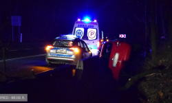 Skoda wypadła z drogi i uderzyła w przydrożne bariery