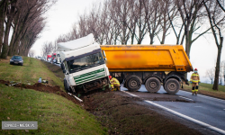 Zderzenie ciężarówki z samochodem dostawczym między Braszowicami a Bardem. Droga zablokowana