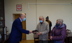 50 lat małżeństwa. Państwo Kowalczyk otrzymali dyplom i pamiątkowe medale [foto]