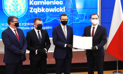 Marcin Czerniec odebrał z rąk premiera akt nadania statusu miasta Kamieńcowi Ząbkowickiemu