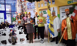 Orszakowy Challenge Kolędowy. Uczniowie, nauczyciele, urzędnicy i księża zaśpiewali kolędę [video]