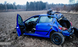 Osobówka dachowała za Stolcem. Kierowcy na miejscu nie zastano, ale... [foto]