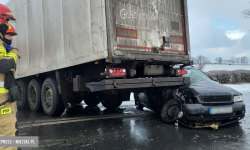 Audi „wbiło się” pod naczepę samochodu ciężarowego. Wypadek na krajowej ósemce. Droga zablokowana