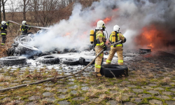 Dym było widać z co najmniej kilku kilometrów. Pożar składowiska opon w Ziębicach [foto]