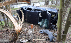 Pojazd wypadł z drogi i uderzył w drzewo. Pijany 29-latek twierdzi, że to nie on kierował [foto]